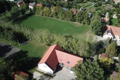 A sportcsarnok és a focipálya.